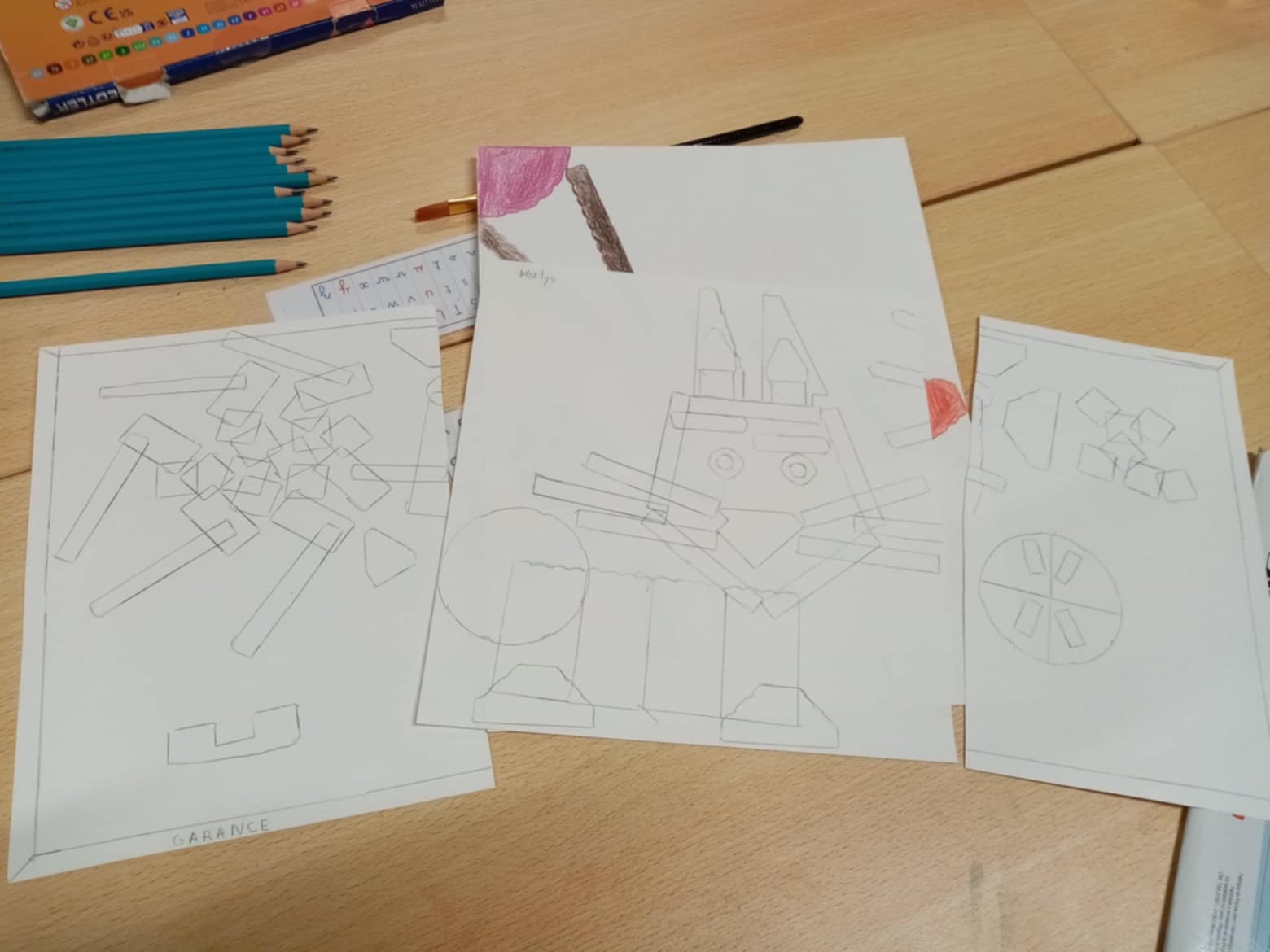 consigne sans obligation : intégration décor dessin dans la construction.